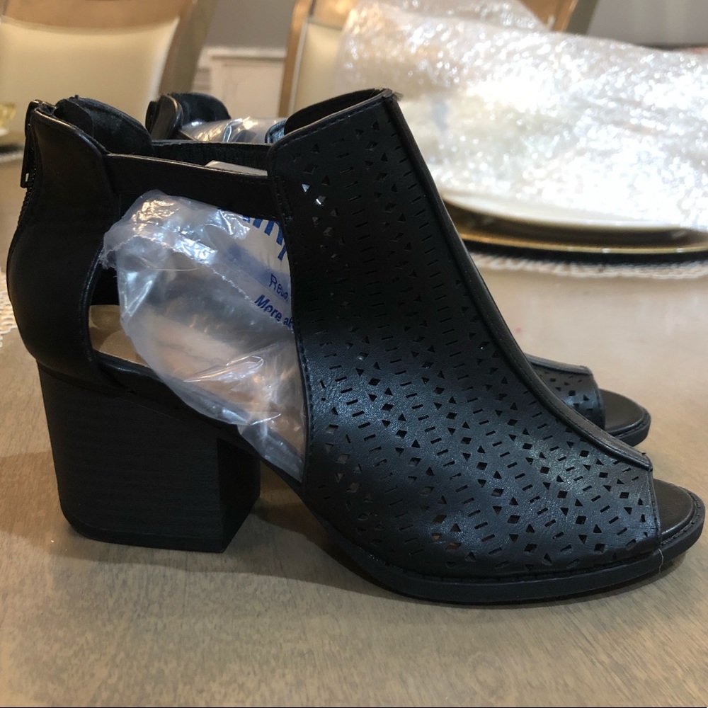 NWOT Qupid Laser Cut Open Toe Sandal Booties Heels - Picture 4 of 8